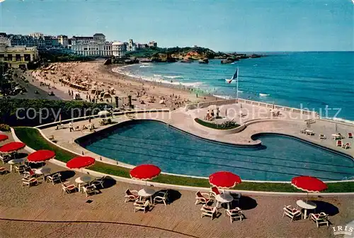 AK / Ansichtskarte Biarritz_Pyrenees_Atlantiques La Grande Plage Et les Casinos et la Piscine de l Hotel du Palais Biarritz_Pyrenees