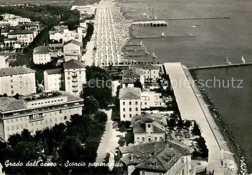AK / Ansichtskarte Grado_Gorizia Fliegeraufnahme Panorama m. Strand Grado Gorizia