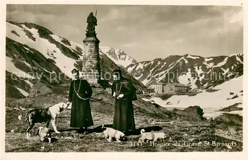 AK / Ansichtskarte Grand_Saint_Bernard Hospice Moenche mit Bernhardinern Grand_Saint_Bernard