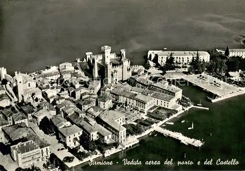 AK / Ansichtskarte Sirmione_Lago_di_Garda Veduta aerea del porto e del castello Sirmione_Lago_di_Garda