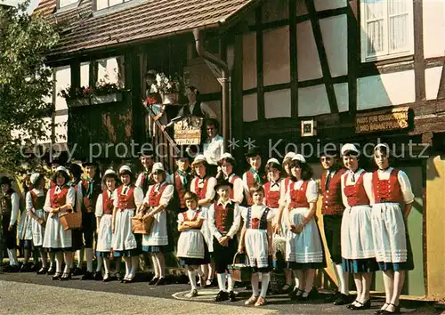 AK / Ansichtskarte Broetzingen Volkstanztrachtengruppe Schwarzwaldverein Pforzheim Broetzingen Haus fuer Brauchtum Broetzingen