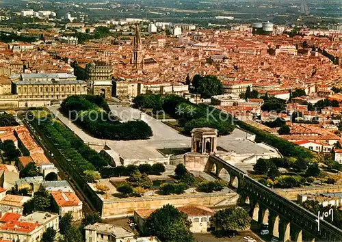 AK / Ansichtskarte Montpellier_Herault Vue aerienne des Arceaux des Jardins du Peyrou de lArc de Triomphe et du Centre de la Ville Montpellier Herault