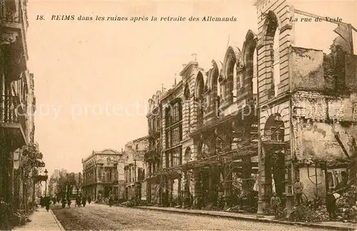 AK / Ansichtskarte Reims_51 dans les ruines apres la retraite des Allemands 