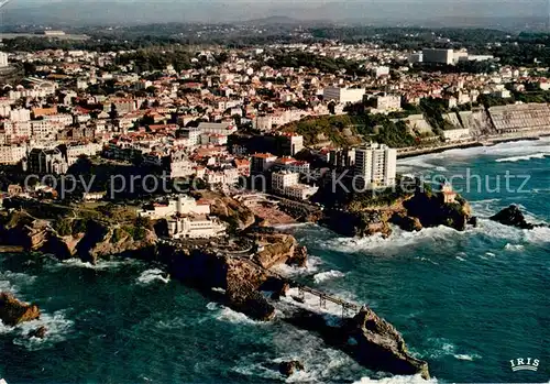 AK / Ansichtskarte Biarritz_Pyrenees_Atlantiques Le rocher de la Vierge le Port Vieux et lAtalaye Vue aerienne Biarritz_Pyrenees