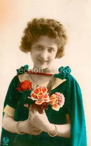 AK / Ansichtskarte Foto_Roto_Nr. Nr.5768 Frau mit Blume 