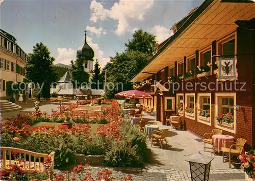 AK / Ansichtskarte Hinterzarten Dorfpartie mit Kirche Hinterzarten
