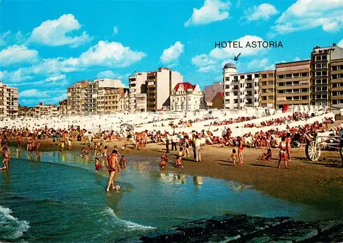AK / Ansichtskarte Knokke Heist Hotel Astoria m. Strandleben Knokke Heist