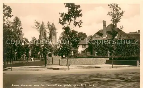 AK / Ansichtskarte Laren_Gelderland Monument voor Hamdorff met gezicht op de RK Kerk Laren_Gelderland