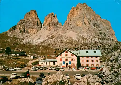 AK / Ansichtskarte Sellajochhaus mit Grohmannspitze Fuenffingerspitze und Langkofel Sellajochhaus