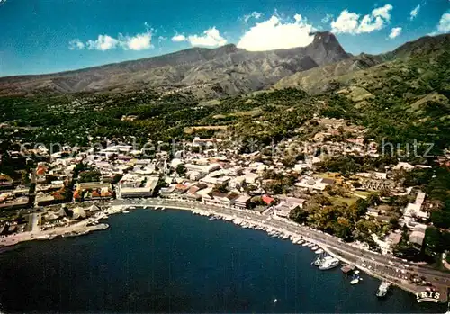 AK / Ansichtskarte Tahiti_Polynesien La ville de Papeete situee sur le cote Nord Ouest de lIle entre la montagne et le port Vue aerienne Tahiti Polynesien