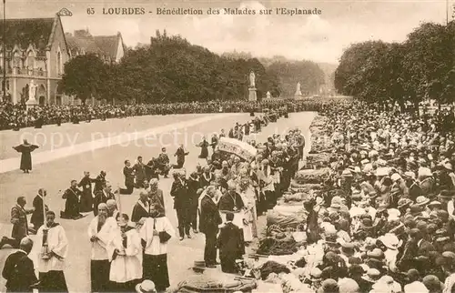 AK / Ansichtskarte Lourdes_Hautes_Pyrenees Benediction des Malades sur l Esplanade Lourdes_Hautes_Pyrenees