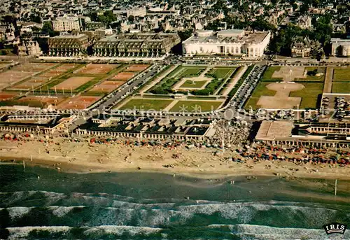 AK / Ansichtskarte Deauville sur Mer Plage Fleurie Vue aerienne sur le Casino et la Plage 