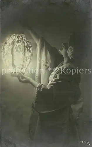 AK / Ansichtskarte Frauen LAMPE Foto  