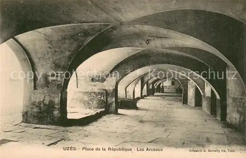 AK / Ansichtskarte Uzes_30 Place de la Republique Les Arceaux 
