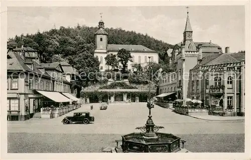 AK / Ansichtskarte Leutenberg_Thueringen Ortspartie mit Kirche und Brunnen Leutenberg Thueringen