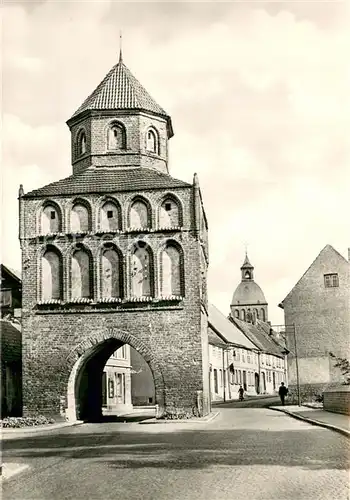 AK / Ansichtskarte Ribnitz Damgarten_Ostseebad Rostocker Tor und Stadtkirche Ribnitz Damgarten