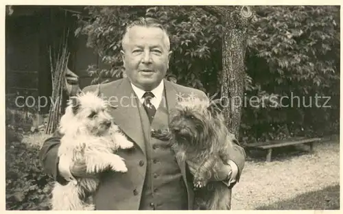 AK / Ansichtskarte Arlesheim_BL Mann mit Hunden im Arm 