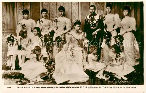AK / Ansichtskarte Adel Their Majesties the King and Queen With Bridesmaids  Adel