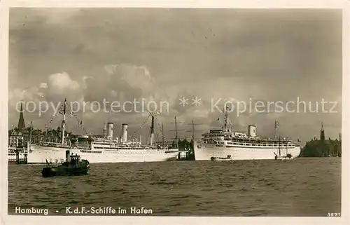 AK / Ansichtskarte Dampfer_Oceanliner Hamburg K.d.F.Schife im Hafen 