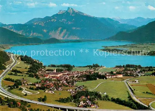 AK / Ansichtskarte Mondsee_Salzkammergut Fliegeraufnahme mit Schafberg und Autobahn Salzburg  Mondsee Salzkammergut