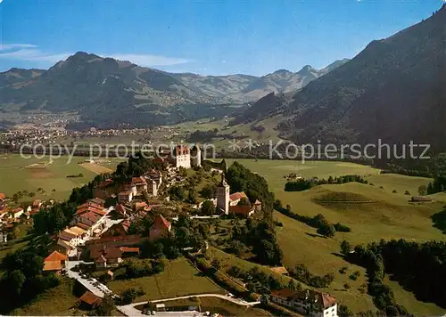 AK / Ansichtskarte Gruyeres__Gruyere_FR Vue aerienne et son chateau 