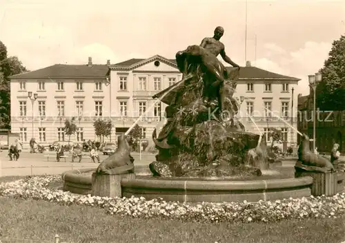 AK / Ansichtskarte Schwerin__Mecklenburg Schiffbruechigendenkmal am Grunthalplatz Brunnen 