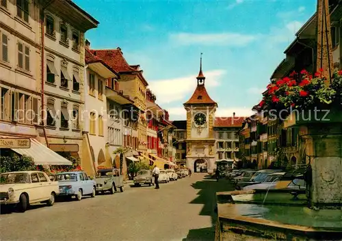 AK / Ansichtskarte Murten_Morat Strassenpartie mit Brunnen Murten Morat