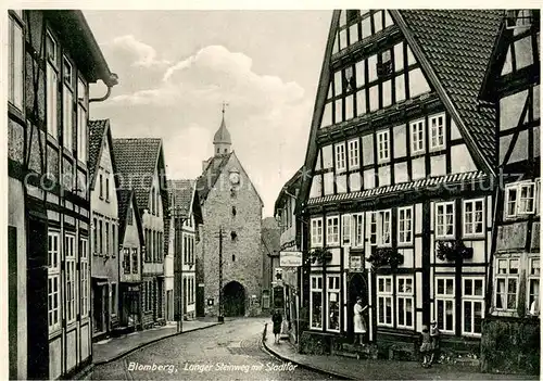 AK / Ansichtskarte Blomberg_Lippe langer Steinweg m. Stadttor  Fachwerkhaus Blomberg Lippe