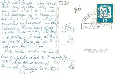 AK / Ansichtskarte Hachenburg_Westerwald Alter Markt m. Brunnen Fachwerkhaeuser Autos Hachenburg_Westerwald