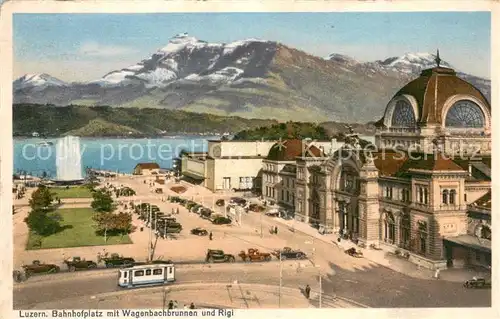 AK / Ansichtskarte Luzern_Vierwaldstaettersee Bahnhofplatz mit Wagenbachbrunnen und Rigi Luzern_Vierwaldstaettersee