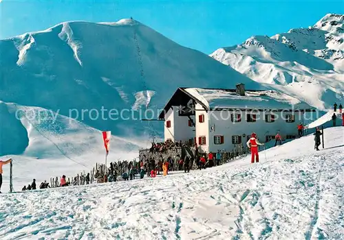 AK / Ansichtskarte Serfaus_Tirol Koelnerhaus Aussenansicht Skilaeufer Serfaus Tirol