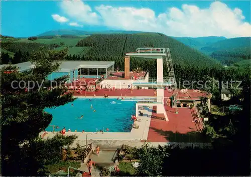 AK / Ansichtskarte Winterberg_Hochsauerland Freibad m. Hallenbad Winterberg_Hochsauerland