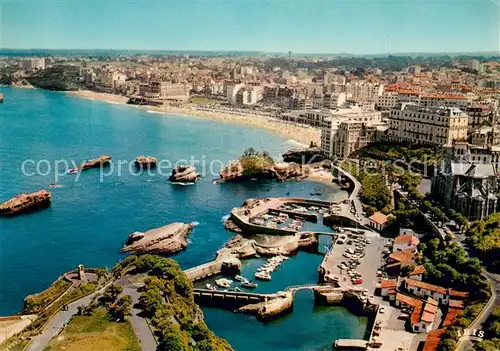 AK / Ansichtskarte Biarritz_Pyrenees_Atlantiques Le port des pecheurs La grande plage et Rocher du Basta Vue aerienne Biarritz_Pyrenees