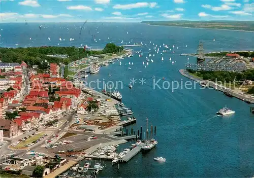 AK / Ansichtskarte Travemuende_Ostseebad Fliegeraufnahme Hafen Travemuende_Ostseebad