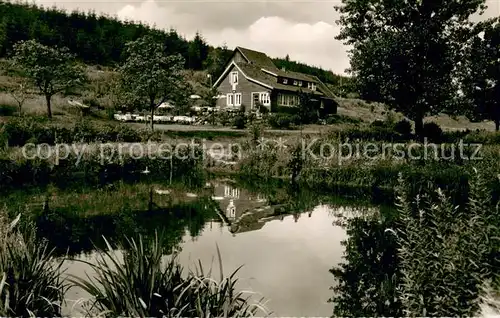 AK / Ansichtskarte Braunlage Waldgaststaette Forellenteich Aussenansicht m. Teich Braunlage