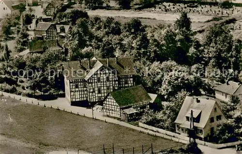 AK / Ansichtskarte Dreihausen_Marburg_Lahn Fliegeraufnahme Schule m. Sportplatz Fachwerkhaus Dreihausen_Marburg_Lahn