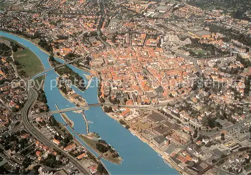AK / Ansichtskarte Hameln_Weser Fliegeraufnahme mit historischem Stadtkern Hameln Weser