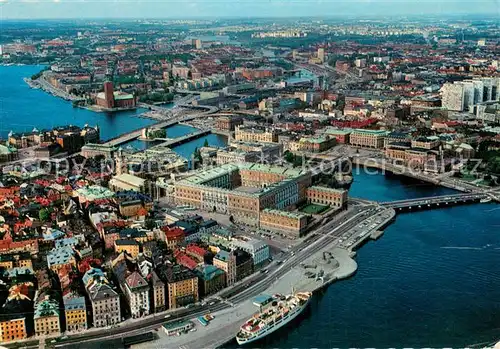 AK / Ansichtskarte Stockholm The Royal Palace in the centre Fliegeraufnahme Stockholm