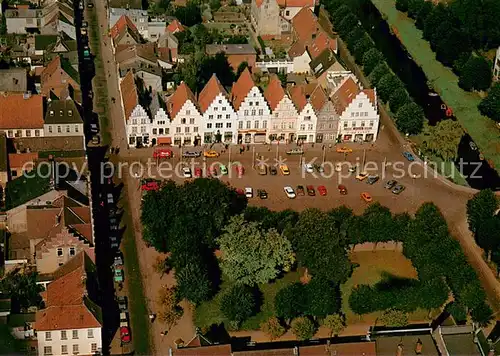 AK / Ansichtskarte Friedrichstadt_Eider Stadtkern mit hist Giebelhaeusern am Markt Fliegeraufnahme Friedrichstadt_Eider