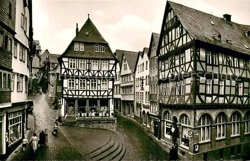 AK / Ansichtskarte Wetzlar Eisenmarkt mit Wertherhaus und Alte Muenz Altstadt Fachwerkhaeuser Wetzlar