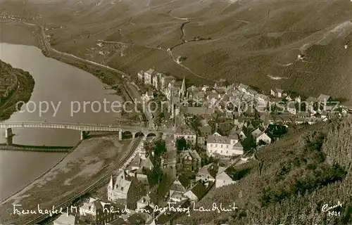 AK / Ansichtskarte Bernkastel Kues Panorama Blick von Burg Landshut ins Moseltal Weinberge Bernkastel Kues