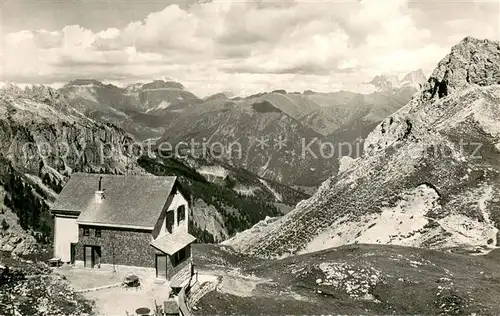 AK / Ansichtskarte Dolomiten Ostertaghuette mit Sella und Marmolada Dolomiten