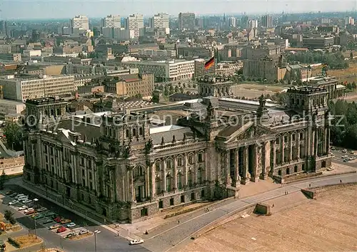 AK / Ansichtskarte Berlin Fliegeraufnahme Reichstagsgebaeude m. Brandenburger Tor m. Blick auf Ost Berlin Berlin