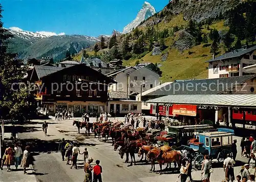AK / Ansichtskarte Zermatt_VS Pferdekutschen am Bahnhofplatz mit Matterhorn  Zermatt_VS