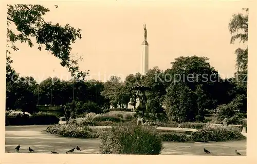 AK / Ansichtskarte Riga_Lettland Park Freiheitsdenkmal Riga_Lettland