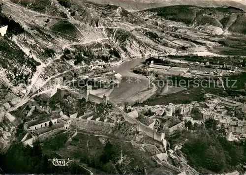 AK / Ansichtskarte Sisteron Vue aerienne sur la Citadelle Theatre de Plein Air et Vallee de la Durance Sisteron