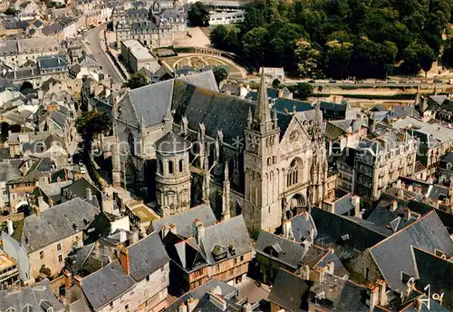 AK / Ansichtskarte Vannes_56 La cathedrale et les maisons moyenageuses vue aerienne 