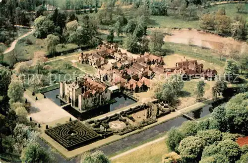AK / Ansichtskarte Edenbridge_Sevenoaks_Kent_UK Fliegeraufnahme 13th Century Hever Castle with Village 