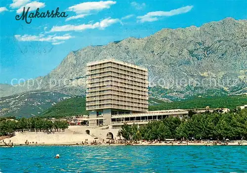 AK / Ansichtskarte Makarska_Croatia Blick vom Meer Bergwand u. Strand 