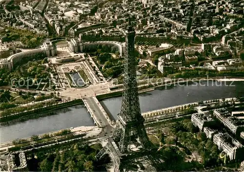 AK / Ansichtskarte Paris_75 Vue aerienne La Tour Eiffel et le Palais de Chaillot 